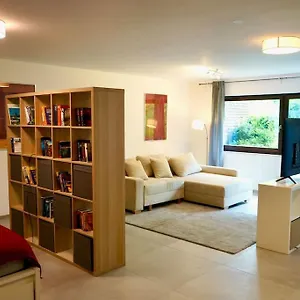 Helle Kellerwohnung Im Gruenen Mit Sauna Apartment